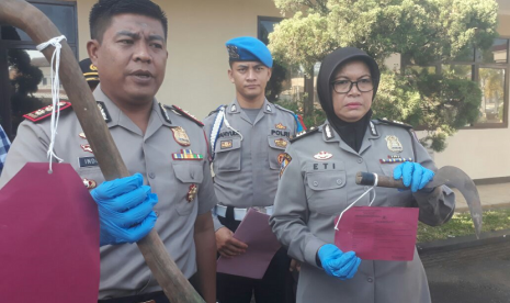 Kapolres Bandung, AKBP Indra Hermawan menunjukan barang bukti kasus pembunuhan seorang anak ke ibunya, Rabu (9/5).