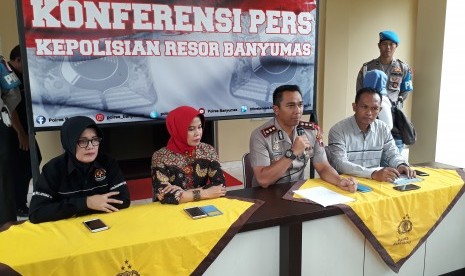 Kapolres Banyumas AKBP Bambang Yudhantara Salamun dan Ketua Pusat Pelayanan Terpadu Perlindungan Korban Kekerasan Berbasis Gender dan Anak (PPT-PKBGA) Dr Tri Wuryaningsih memberikan penjelasan soal kabar penculikan anak yang belakangan meresahkan masyarakat Banyumas.