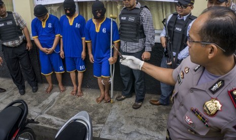 Kapolres Banyumas AKBP Gidion Arif Setiawan (kanan) menjelaskan kronologi penangkapan sindikat pencurian kendaraan bermotor, di Mapolres Banyumas, Purwokerto, Banyumas, Jateng, rabu (11/11). 