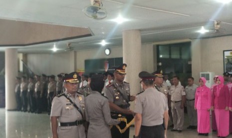 Kapolres Baru Ketapang, Kalimantan Barat resmi dilantik di Mapolda Kalimantan Barat, Senin (16/7) pagi. Sunario dicopot lantaran kontroversi plakat Kantor Polisi Bersama Indonesia Tiongkok yang viral di media sosial dan media massa. AKBP Sunario (paling kiri) yang sebelumnya merupakan Kapolres Ketapang digantikan oleh AKBP Yury Nurhidayat. 