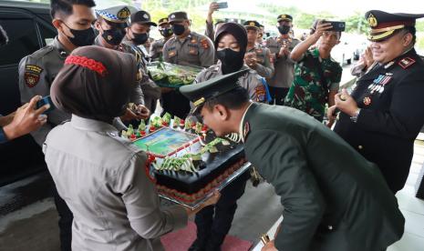 Kapolres Berau AKBP Sindhu Brahmarya bersama personel memberi kejutan berupa kue dan Nasi tumpeng ke 16 Mako TNI di wilayah Berau pada Rabu (5/10/2022).