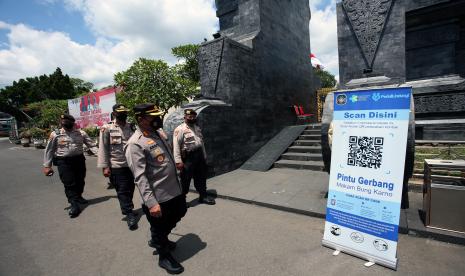 Kapolres Blitar Kota AKBP Argowiyono melakukan pengecekan penerapan pemindaian kode batang aplikasi PeduliLindungi di kawasan Makam Presiden Soekarno di Kota Blitar, Jawa Timur, Senin (10/1/2022). Polres Blitar Kota melakukan pengecekan dan pengetatan pegawasan penggunaan instrumen protokol kesehatan (Prokes) di sejumlah tempat wisata dan fasilitas umum guna mencegah penyebaran COVID-19.