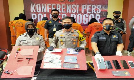 Kapolres Bogor, AKBP Harun (tengah) saat rilis kasus curanmor di Mapolres Bogor, Cibinong, Kabupaten Bogor.