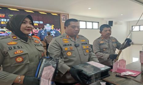 Kapolres Bogor, AKBP Iman Imanuddin (tengah).