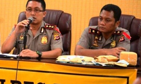 Kapolres Bogor AKBP Sonny Mulvianto Utomo (kiri).