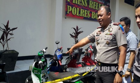 Kapolres Bogor menunjukkan sepeda motor sitaan diduga milik pelaku pelempar bus suporter Aremania di Mapolres Bogor, Senin (13/3). 