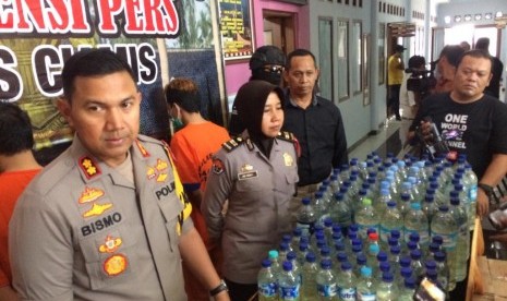 Kapolres Ciamis AKBP Bismo Teguh Prakoso menunjukkan barang bukti ratusan botol miras dan narkotika, Selasa (23/7). 