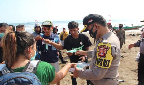 Pemerintah pusat sempat khawatir momen libur panjang akan meningkatkan jumlah kasus penularan Covid-19. Namun, kekhawatiran itu tak terjadi di Kabupaten Pangandaran.