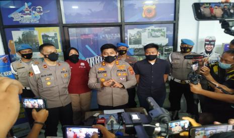 Kapolres Ciamis, AKBP Wahyu Broto Narsono, menjelaskan kronologi peristiwa susur sungai yang mengakibatkan 11 siswa MTs di Ciamis meninggal dunia, Sabtu (16/10). 