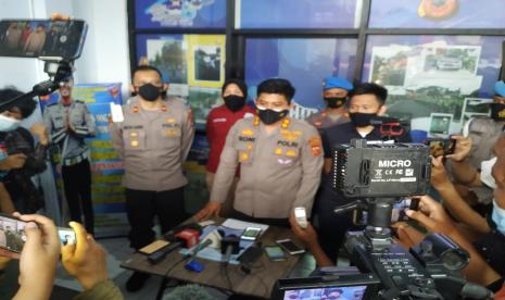 Kapolres Ciamis, AKBP Wahyu Broto Narsono, menjelaskan kronologi peristiwa susur sungai yang mengakibatkan 11 siswa MTs di Ciamis meninggal dunia, Sabtu (16/10). 