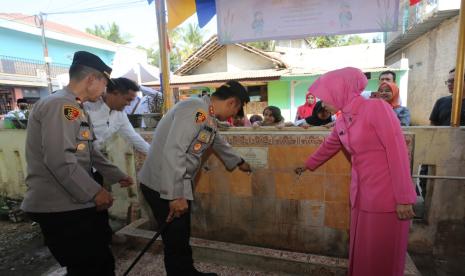 Kapolres Cianjur, AKBP Aszhari Kurniawan saat meresmikan Sumur bor bantuan Kapolri melalui program “Polri Peduli Lingkungan”  di halaman Masjid Al Uswatul Hasanah, Kampung Golebag, Desa Munjul, Kecamatan Cilaku.