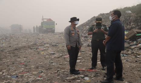 Kapolres Cimahi, AKBP Aldi Subartono bersama Dandim 0609 Cimahi Letkol Arm Boby, SIP tengah berkoordinasi dalam upaya pemadaman kebakaran di TPA Sarimukti.