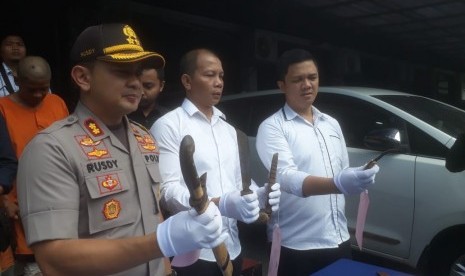 Waka Polres Jakarta Barat AKBP Rusdy Pramana Suryanagara (kiri). Rusdy menyebut Anggota Polri yang dianiaya saat mengungkap kasus narkoba jenis ganja di dalam botol minuman keras di kawasan Lebak Bulus, Jakarta Selatan, Rabu (12/8), mendapatkan penghargaan dari Pimpinan Polres Metro Jakarta Barat.