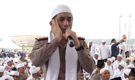 Kapolres Cirebon Kota, AKBP Indra Jafar, saat menjadi muazin shalat Jumat di aksi Bela Islam 212 di Lapangan Monas Jakarta.