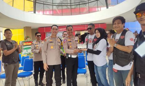 Kapolres Garut, AKBP Rohman Yongki dan Kasatlantas Iptu Aang Andi menerima kue ulang tahun Satuan Lalu Lintas Polri ke-68.