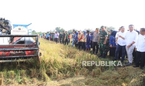 Kapolres Indramayu, AKBP Ari Setyawan Wibowo, bersama Forkopimda Kabupaten Indramayu, hadiri acara panen raya di Blok Sukasari/Rancagalih, Desa/Kecamatan Tukdana, Kabupaten Indramayu, Senin (18/11/2024). 