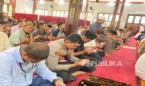 Kapolres Indramayu, AKBP Ari Setyawan Wibowo bersama jajarannya melaksanakan sholat Dzuhur berjamaah di Masjid Abdurrahman Basuri, Kabupaten Indramayu, Kamis (13/3/2025). 