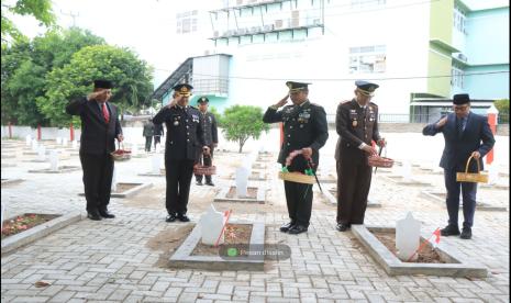 Kapolres Indramayu, AKBP Ari Setyawan Wibowo, bersama unsur Forkopimda menggelar ziarah di Taman Makam Pahlawan (TMP) Dharma Ayu, Kabupaten Indramayu, Jumat (4/10/2024). 