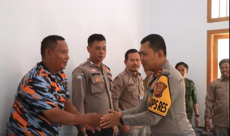 Kapolres Indramayu, AKBP Ari Setyawan Wibowo, dengan mengadakan kunjungan kerja ke Mako Polsek Kedokanbunder dan Mako Polsek Krangkeng, Kamis (24/10/2024). 