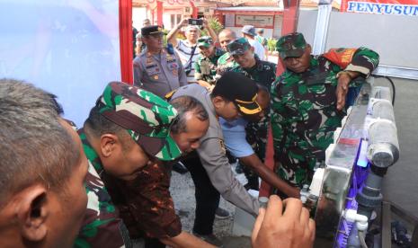 Kapolres Indramayu, AKBP Ari Setyawan Wibowo, hadir dalam peresmian Program TNI-AD Manunggal Air, di Balai Desa Rajahiyang, Kecamatan Losarang, Kabupaten Indramayu, Selasa (30/7/2024). 