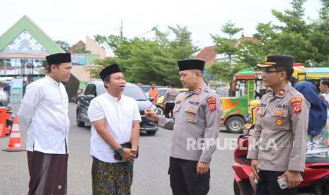 Kapolres Indramayu, AKBP Ari Setyawan Wibowo, melaksanakan patroli menjelang buka puasa, di wilayah Kabupaten Indramayu, pada Sabtu (15/3/2025) sore. 