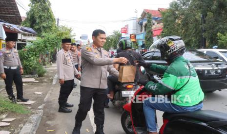 Kapolres Indramayu,  AKBP Ari Setyawan Wibowo membagikan takjil gratis, Senin (10/3/2025). 