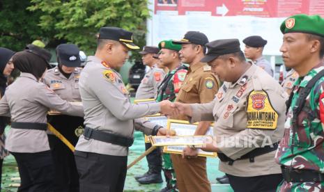 Kapolres Indramayu,  AKBP Ari Setyawan Wibowo, memberikan penghargaan kepada sejumlah personel Polres Indramayu dan Polsek jajaran serta personel TNI dan pemerintah daerah yang berprestasi, Senin (20/1/2025). 