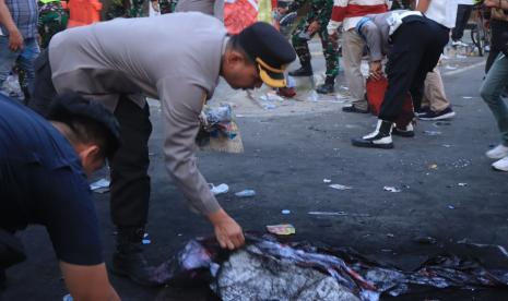 Kapolres Indramayu, AKBP Ari Setyawan Wibowo, memimpin langsung kegiatan bersih-bersih dengan memungut sampah bekas demo yang berserakan di sekitar gedung DPRD Indramayu, Jumat (23/8/2024). 