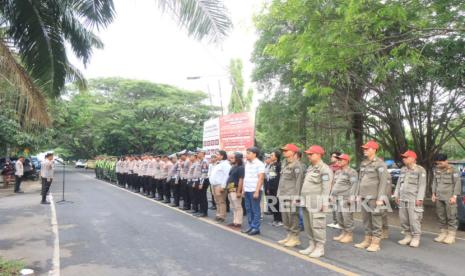 Kapolres Indramayu, AKBP Ari Setyawan Wibowo memimpin pengamanan Rapat Pleno Rekapitulasi Hasil Penghitungan Perolehan Suara Pilkada Serentak 2024 tingkat Kabupaten Indramayu, Rabu (4/12/2024). 