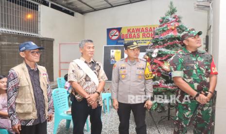 Kapolres Indramayu AKBP Ari Setyawan Wibowo memimpin pengecekan pengamanan malam misa Natal di sejumlah gereja di Kabupaten Indramayu, Selasa malam (24/12/2024). 