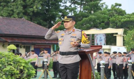 Kapolres Indramayu, AKBP Ari Setyawan Wibowo, memimpin upacara Peringatan Hari Ibu ke-96, di lapangan Mapolres Indramayu, Senin (23/12/2024).