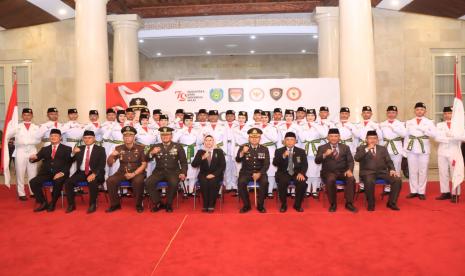 Kapolres Indramayu AKBP Ari Setyawan Wibowo, menghadiri pengukuhan Paskibraka Kabupaten Indramayu tahun 2024, Kamis (15/8/2024) malam. 