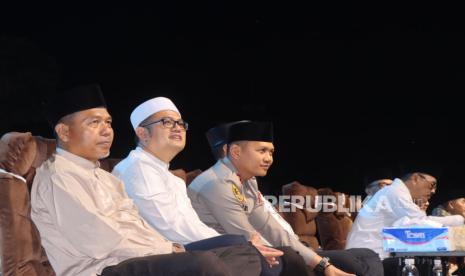 Kapolres Indramayu, AKBP Ari Setyawan Wibowo menghadiri Tabligh Akbar dalam rangka memperingati Nuzulul Quran serta Festival Ramadan Reang 2025, Ahad (16/7/2025) malam. 