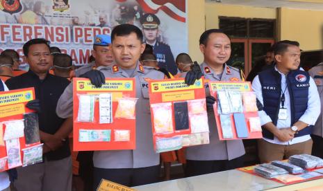 Kapolres Indramayu, AKBP Ari Setyawan Wibowo, menunjukkan barang bukti kasus narkoba, di Mapolres Indramayu, Rabu (4/9/2024). 