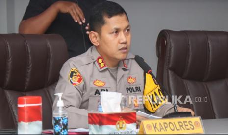 Kapolres Indramayu, AKBP Ari Setyawan Wibowo, saat menggelar konferensi pers akhir tahun 2024 di Aula Patria Tama, Mako Polres Indramayu, Senin (30/12/2024). 