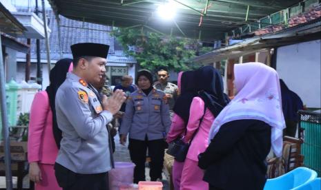 Kapolres Indramayu, AKBP Ari Setyawan Wibowo, takziah ke rumah duka almarhum Ipda Mahendra Datta, yang merupakan anggota Polsek Indramayu, Kamis (26/9/2024). 