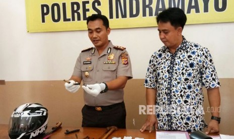 Kapolres Indramayu, AKBP Arif Fajarudin  (berseragam) menunjukkan barang bukti kejahatan pelaku begal dan curanmor, di Mapolres Indramayu, Jumat (17/11). 