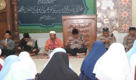 Kapolres Indramayu AKBP M Fahri Siregar bersama jajarannya dengan ustaz dan santri menggelar doa bersama di Pesantren Modern As-Sakienah di Desa Tugu, Kecamatan Sliyeg, Kabupaten Indramayu, Jawa Barat, Senin (12/6/2023).