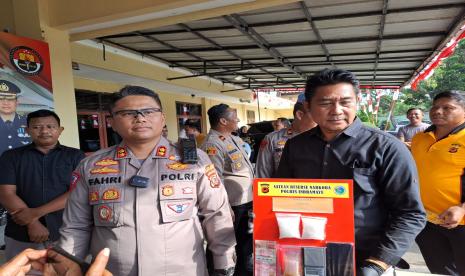 Kepala Polres (Kapolres) Indramayu AKBP M Fahri Siregar didampingi Kepala Satuan Reserse Narkoba (Satresnarkoba) Polres Indramayu AKP Otong Jubaedi.