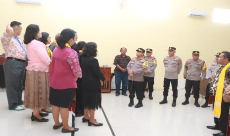 Kapolres Indramayu, AKBP M Fahri Siregar melakukan monitoring pengamanan ke gereja-gereja di Kabupaten Indramayu dalam peringatan Kenaikan Isa Almasih, Kamis (9/5/2024). 