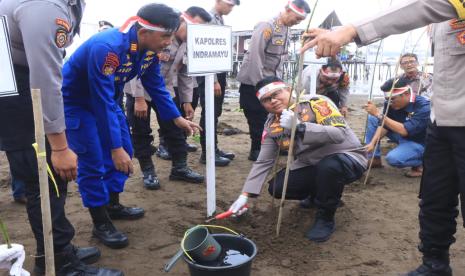 Kapolres Indramayu, AKBP M Fahri Siregar, melakukan penanaman pohon di Pantai Karangsong, Kecamatan/Kabupaten Inramayu, Kamis (27/6/2024). Penanaman pohon itu dilakukan dalam rangka menyambut HUT Bhayangkara ke-78. 