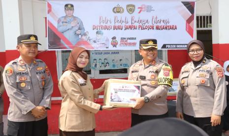 Kapolres Indramayu, AKBP M Fahri Siregar, membagikan bantuan buku kepada para pelajar di SDN 3 Karangsong, Kabupaten Indramayu, Kamis (14/9/2023).