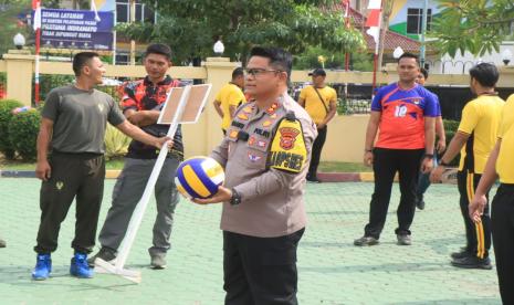 Kapolres Indramayu, AKBP M Fahri Siregar, membuka pertandingan bola voli dalam rangka menyambut Hari Bhayangkara ke-78 tahun 2024, Senin (24/6/2024). 