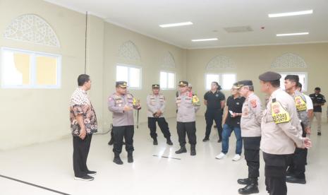 Kapolres Indramayu, AKBP M Fahri Siregar memimpin langsung pengecekan kesiapan akhir Asrama Haji Indramayu. Termasuk mengecek jalur kedatangan serta kepulangan jamaah haji tahun 2024, di Asrama Haji Indramayu, Kecamatan Lohbener, Kabupaten Indramayu, Kamis (9/5/2024). 