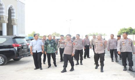 Kapolres Indramayu, AKBP M Fahri Siregar, meninjau lokasi Embarkasi Haji Indramayu, di Jalur Pantura Lohbener, Kabupaten Indramayu, Rabu (24/5/2023).