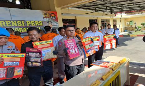 Kapolres Indramayu, AKBP M Fahri Siregar menunjukkan barang bukti kasus narkoba, dalam Press Release di Mapolres Indramayu, Senin (21/8/2023).