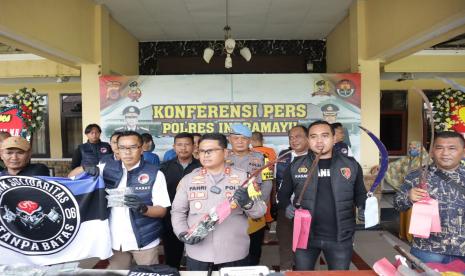 Police Chief of Indramayu, AKBP M Fahri Siregar, shows a number of items of evidence from various cases.