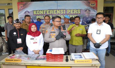 Kepala Polres (Kapolres) Indramayu AKBP M Fahri Siregar (tengah).