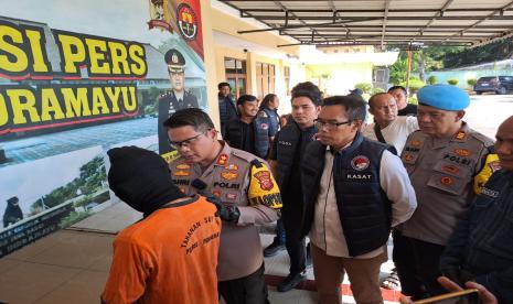 Kapolres Indramayu, AKBP M Fahri Siregar sedang menanyai tersangka pembawa 103 gram narkoba jenis sabu, dalam konferensi pers di Mapolres Indramayu, Rabu (19/6/2024). 