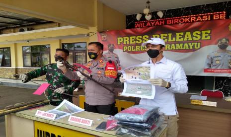 Kapolres Indramayu, AKBP M Lukman Syarief, menunjukkan barang bukti senjata tajam yang digunakan para tersangka dalam kasus bentrokan di lahan tebu PG Jatitujuh, yang menewaskan dua orang petani. Barang bukti itu ditunjukkan di Mapolres Indramayu, Rabu (6/10).